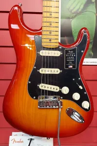 Fender American Ultra Luxe Stratocaster 2024 - Плазменный Красный Всплеск