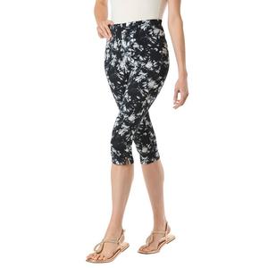 Женщина в женских леггинсах-капри из эластичного хлопка с принтом больших размеров миниатюрных размеров Woman Within, цвет Black White Tie Dye