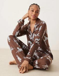 Эксклюзивный пижамный комплект Chelsea Peers Tall Dalmatian с длинными рукавами, воротником-стойкой и брюками в шоколадно-коричневом цвете Chelsea Peers Tall