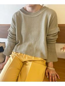 Короткий вязаный свитер с расклешенными рукавами