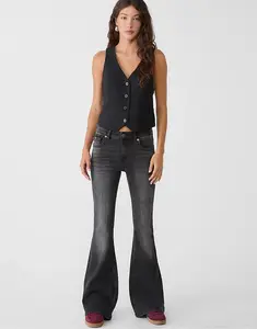 Расклешенные джинсы Stradivarius D04 с низкой посадкой, черного цвета