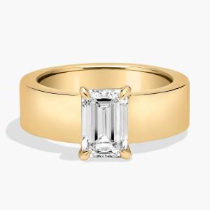 Кольцо с широким солитером из выращенного в лаборатории бриллианта изумрудной огранки из 14-каратного желтого золота (2 карата). Blue Nile