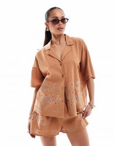 Рубашка с короткими рукавами от ASOS DESIGN, воротником-стойкой и вышивкой коричневого цвета