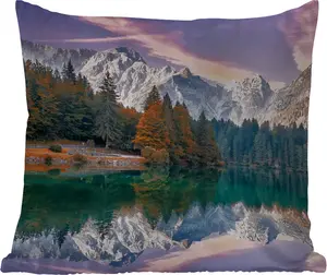 Подушка для улицы - Горы - Лес - Вода - Небо - Розовый - Фиолетовый - 60x60 см - Водонепроницаемая - Подушка для отдыха - Декоративная - Подушка для сна MuchoWow