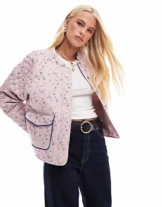 Стеганая куртка ONLY с розовым цветочным принтом