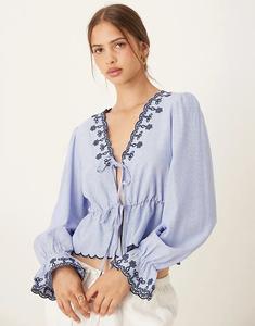 Топ с вышитой деталью JDY и завязкой спереди светло-голубого цвета