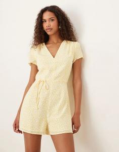 Гламурный комбинезон с V-образным вырезом в бело-желтых тонах