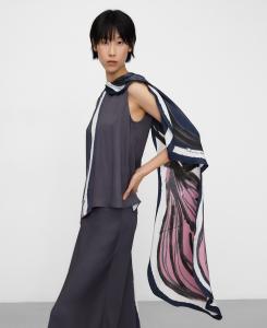 шарф на шее с принтом топ