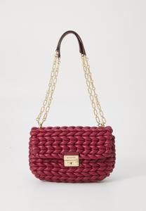 Сумка кросс-боди MICHAEL Michael Kors TRIBECA CHAIN , Mulberry/Red
