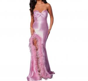 Розовое атласное платье с разрезом и перьевым декором JOVANI