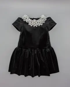 Детское платье из черного бархата с кружевным воротником Fina Ejerique