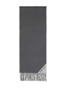 Шарф с бахромой и логотипом Prada, серый