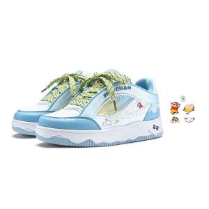 Crayon Shinchan Низкие скейтерские кроссовки унисекс Cloud Blue с двумя случайными литыми подвесками, цвет Cloud Blue+2 Random Drip-Molded Charms