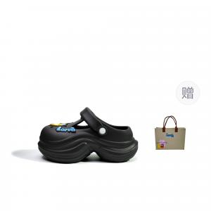 COMIC LARVA Кроксы женские черные с подвесками 2 штуки (включая 1 индивидуальный фетровый мешочек), цвет Black Shoe Charms 2 (Includes 1 Custom Felt Bag)