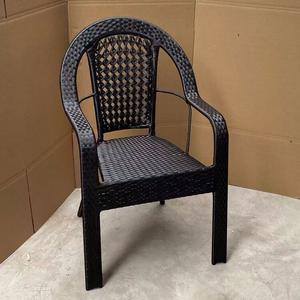 Плетеное садовое кресло из прочного пластика с имитацией ротанга