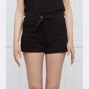 Шорты стандартного кроя Moschino, черный