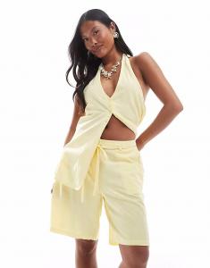 Короткий комбинезон Vero Moda Petite с завязкой на талии бледно-желтого цвета