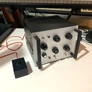 Прототип редкого аналогового многобарабанного синтезатора ручной сборки, соединение точка к точке от TSL Studio, с компонентами NOS TSL Studio Equipment