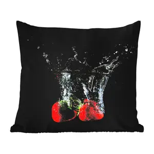 Подушка для улицы - Клубника - Фрукты - Вода - Черный - Красный - 40x40 см - Водонепроницаемая - Подушка для отдыха - Подушка - Внутренняя часть - Обивка с изображением MuchoWow