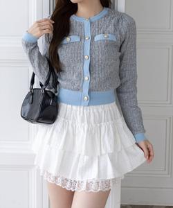 Кардиган с золотыми пуговицами, подобранными по цвету.