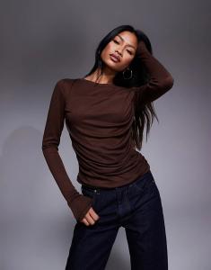 Лонгслив из мягкого трикотажного полотна с драпировкой и длинными рукавами шоколадного цвета от ASOS DESIGN