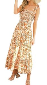 Оранжевое макси-платье с принтом животных Vine & Love