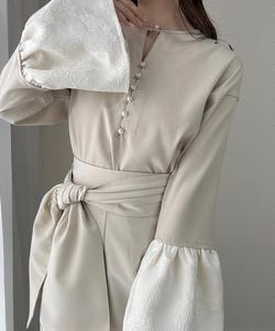 Блузка с расклешенными рукавами из жаккардовой ткани