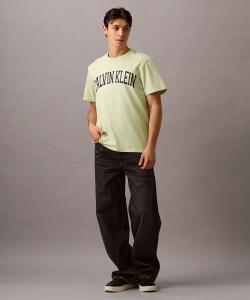 (M) Футболка с коротким рукавом Calvin Klein 20s с изогнутым логотипом в стиле Varsity, джинсы Calvin Klein 4RB847G