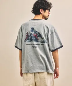 Футболка с принтом на спине обуви, изготовленной на заказ.