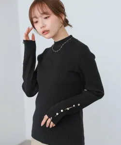 Трикотажный топ в рубчик с рукавами на пуговицах, высоким воротником.