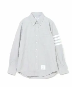 Рубашка прямого кроя с четырехполосным узором в тон.