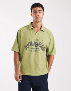 Плотная свободная рубашка-поло ASOS DESIGN большого размера с текстовой графикой зеленого цвета