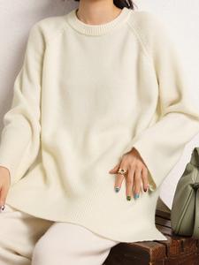 Женский вязаный топ свободного кроя с боковым разрезом