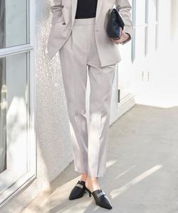 Зауженные брюки из ткани свободного кроя