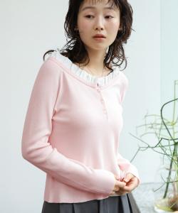 Вязаный топ с воротником-рюшами