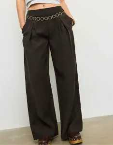 Коричневые брюки из лиоцелла с вытачками Stradivarius и цепочкой