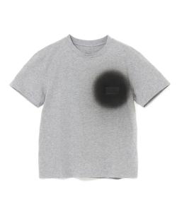 Футболка с принтом, нанесенным методом распыления.