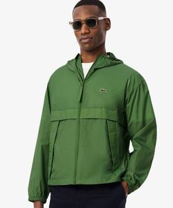 Легкая, водоотталкивающая, моющаяся, компактная куртка.