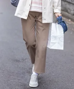 Эластичные прямые брюки (приятные на ощупь).