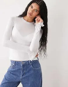 Приталенный топ Weekday с длинными рукавами, пуговицами и асимметричным подолом кремового цвета