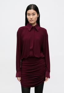 Платье Norma Kamali BOYFRIEND SHIRT SHIRRED SKIRT DRESS, Plum/Bordeaux