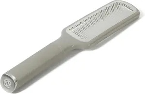 Calphalon Edge ручная терка для сыра из нержавеющей стали с крышкой и резиновой ручкой, цвет серо-коричневый