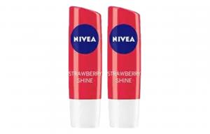 Прозрачный бальзам для губ со вкусом клубники увлажняющий 4,8 г*2 NIVEA