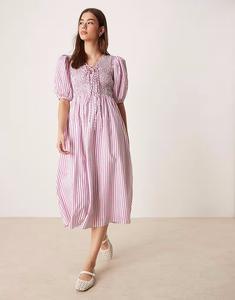 Гламурное макси-платье с завязками спереди и сборками в полоску белого и фиолетового цвета Glamorous