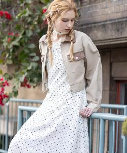 Асимметричное платье-комбинация в горошек с чокером