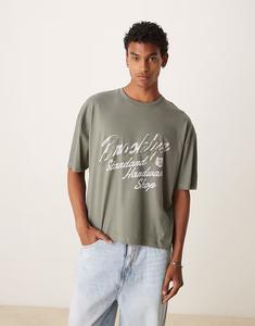 Футболка свободного кроя цвета хаки с аппликацией в виде города Asos Design