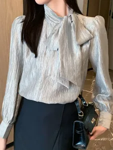 Блестящий бант из ленты спереди