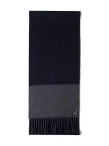 Шарф с бахромой и треугольным логотипом Prada, черный