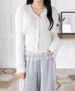 Короткий кардиган с пуговицами и перьями.