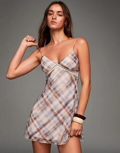 Мини-платье Bershka с принтом и бретельками в цвете деним-синий